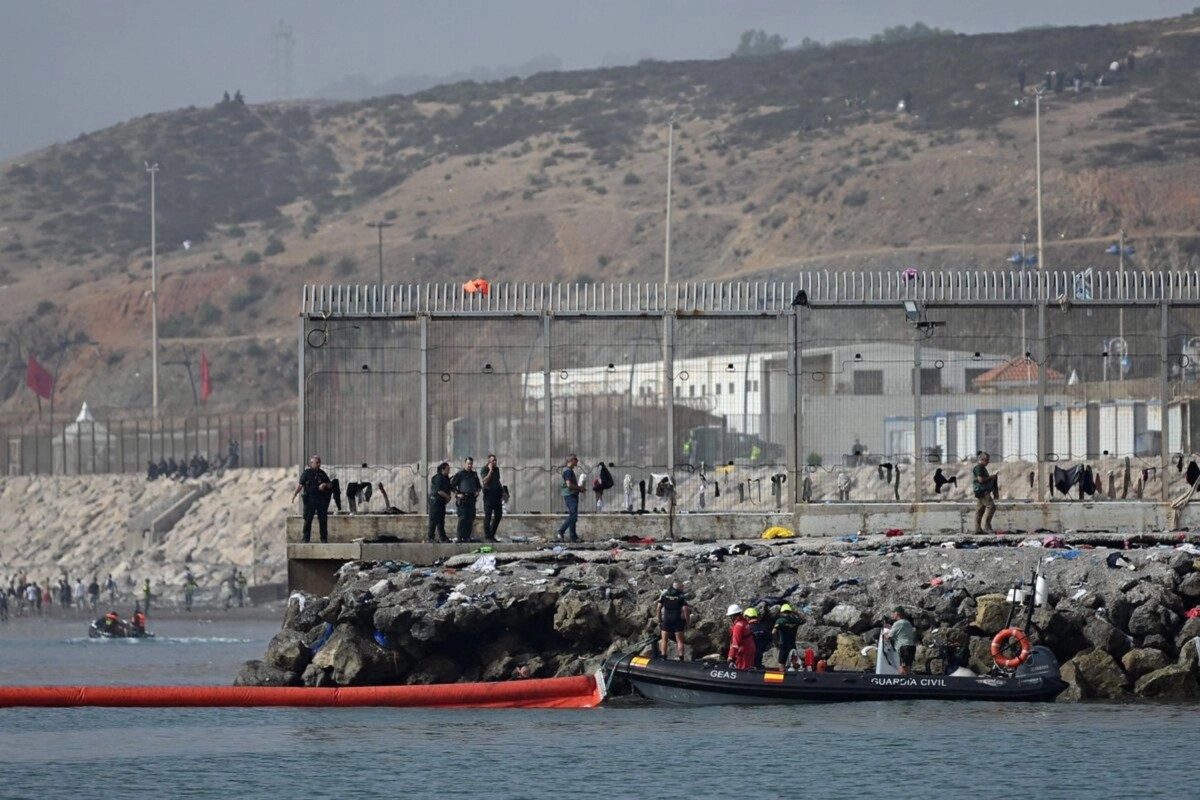 España instala barrera flotante en frontera con Marruecos