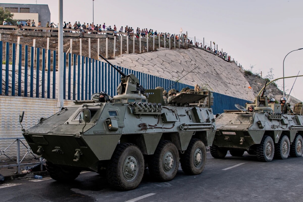 Soldados del ejército español patrullan en vehículos militares desde el pasado jueves 30 de julio, tras ser desplegados en el enclave español de Ceuta.  