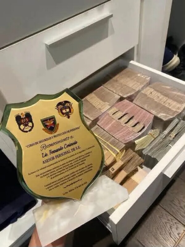 En uno de los archiveros dentro de la oficina que Fernando Cerimedo ocupaba, esto fue algo de lo se encontró en las fincas allanadas por las fuerzas del orden en aquel país, las autoridades, tras el arresto de Cerimedo, las autoridades en Bolivia decidieron dar a conocer el interior que muestra enormes cantidades de dinero en efectivo y una placa.