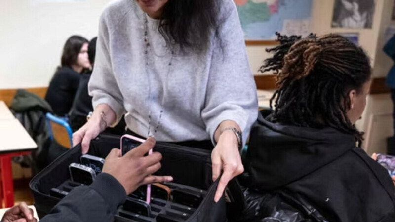 Francia decreta: “próximo ciclo, aulas sin celulares”