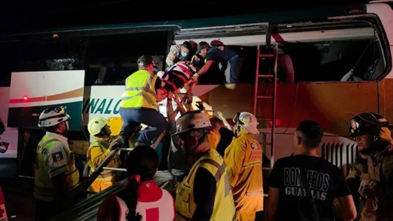Muere conductor y 37 pasajeros resultan lesionados tras choque de autobús en Sonora