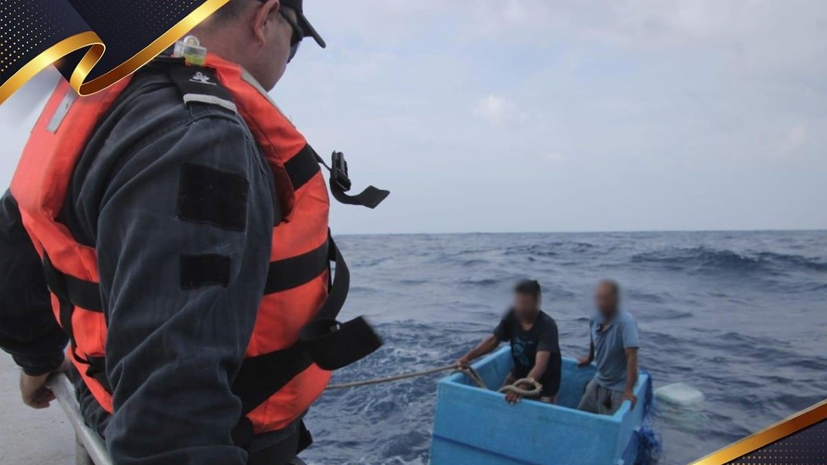 Rescatan a dos pescadores tras permanecer cinco días a la deriva en una hielera frente a la costa de Chiapas