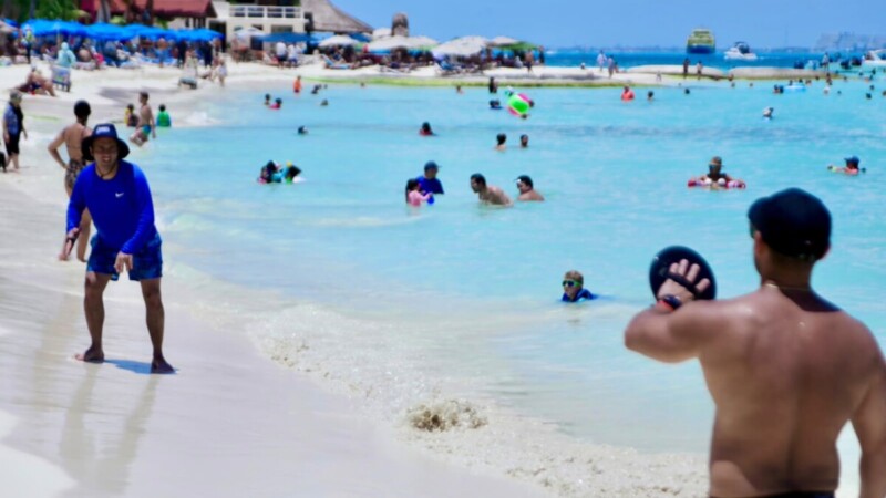 Playas de Isla Mujeres se mantienen limpias, ordenadas y libres de sargazo durante el verano
