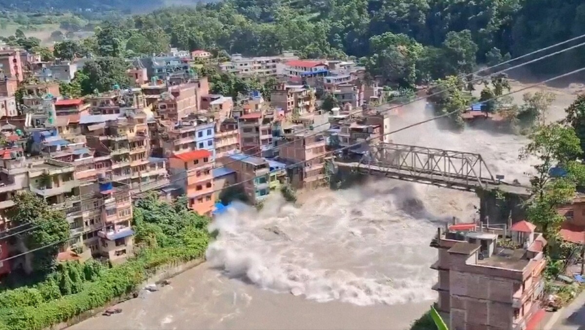 Repentina crecida de río arrasa con todo a su paso en Nepal