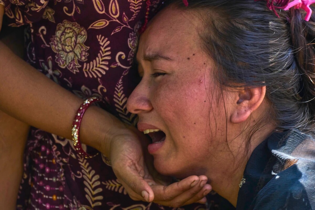 Una niña llora mientras espera noticias de sus familiares muertos tras las inundaciones repentinas en Bidur, en el distrito de Nuwakot, Nepal.