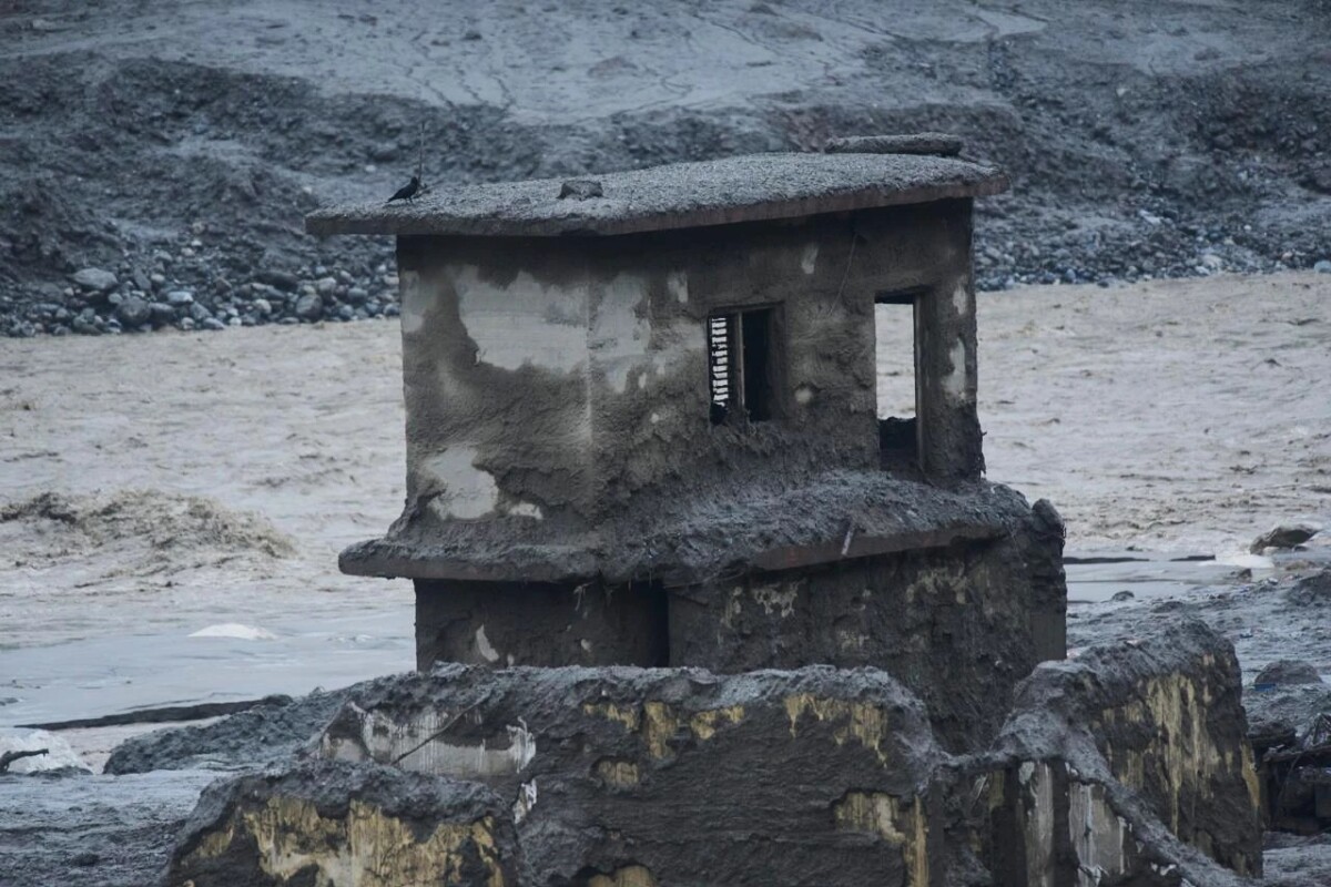 En la imagen, vista de los daños causados por las inundaciones repentinas en Devighat, en el distrito de Nuwakot, Nepal, el 27 de agosto de 2026. 