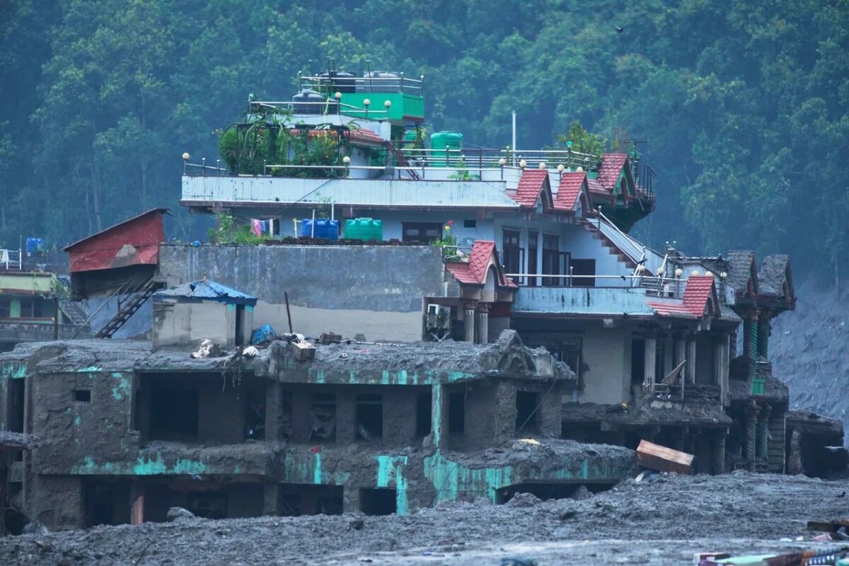Vista de los daños causados por las inundaciones repentinas en Devighat, en el distrito de Nuwakot, Nepal, el 27 de agosto de 2026. 