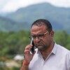 Salva director de escuela en Nepal a 900 niños de la inundación