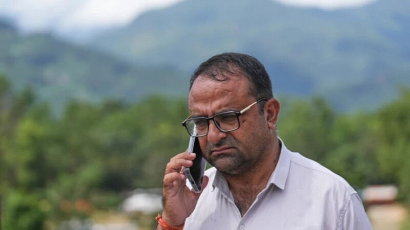 Salva director de escuela en Nepal a 900 niños de la inundación