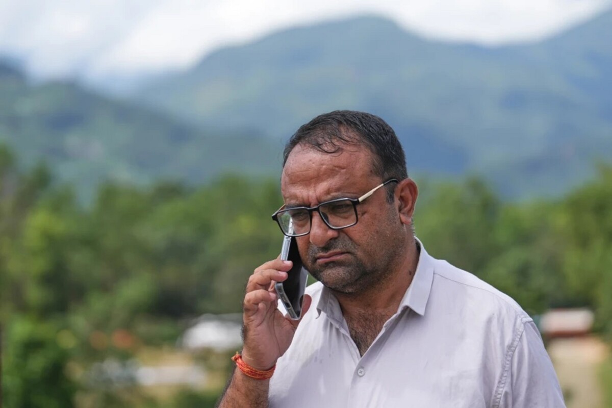 Salva director de escuela en Nepal a 900 niños de la inundación