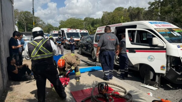 Choque múltiples deja varios lesionados y moviliza a cuerpos de emergencia a la avenida Nichupté de Cancún