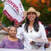 En las colonias de Cancún, Marybel Villegas escucha y recibe el respaldo de la gente