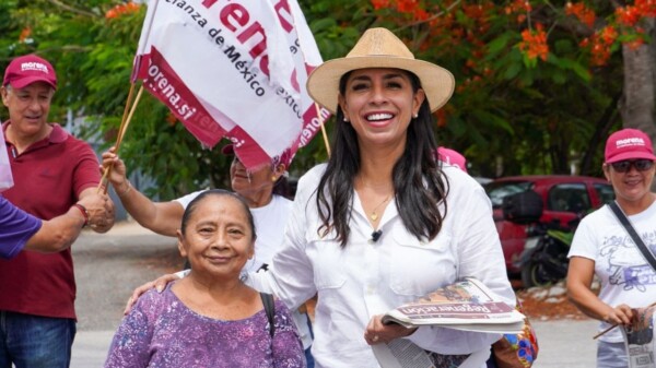 En las colonias de Cancún, Marybel Villegas escucha y recibe el respaldo de la gente