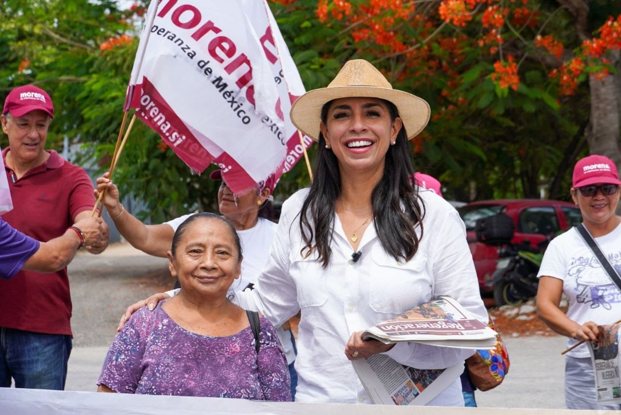 En las colonias de Cancún, Marybel Villegas escucha y recibe el respaldo de la gente