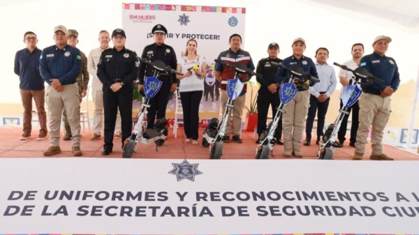 Atenea Gómez Ricalde multiplica inversión para la Policía; entrega 500 uniformes nuevos
