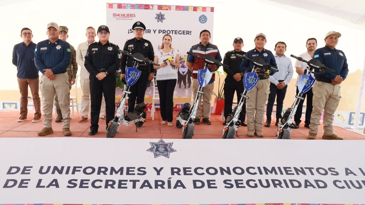 Atenea Gómez Ricalde multiplica inversión para la Policía; entrega 500 uniformes nuevos