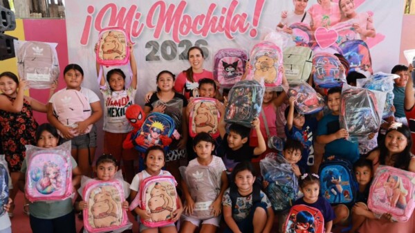 Atenea Gómez Ricalde continúa entrega de más de 4 mil mochilas a estudiantes isleños