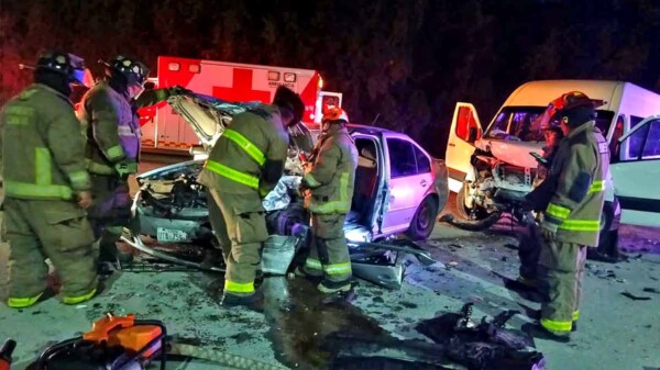 Colisión entre van turística y automóvil deja cinco lesionados en Cancún