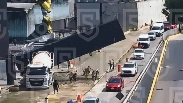 Muere mujer al caerle gran estructura mientras conducía en el Edomex
