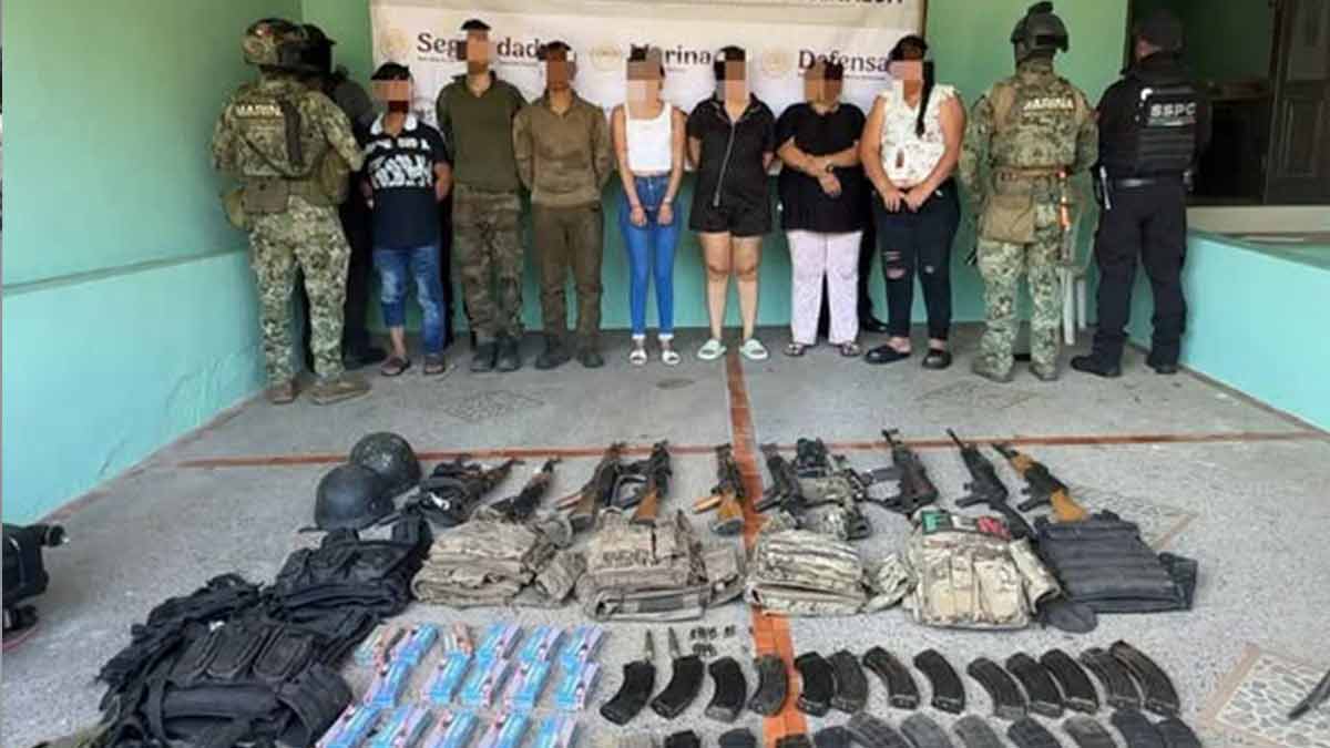 Marina detiene a ocho personas y decomisa arsenal en Sinaloa