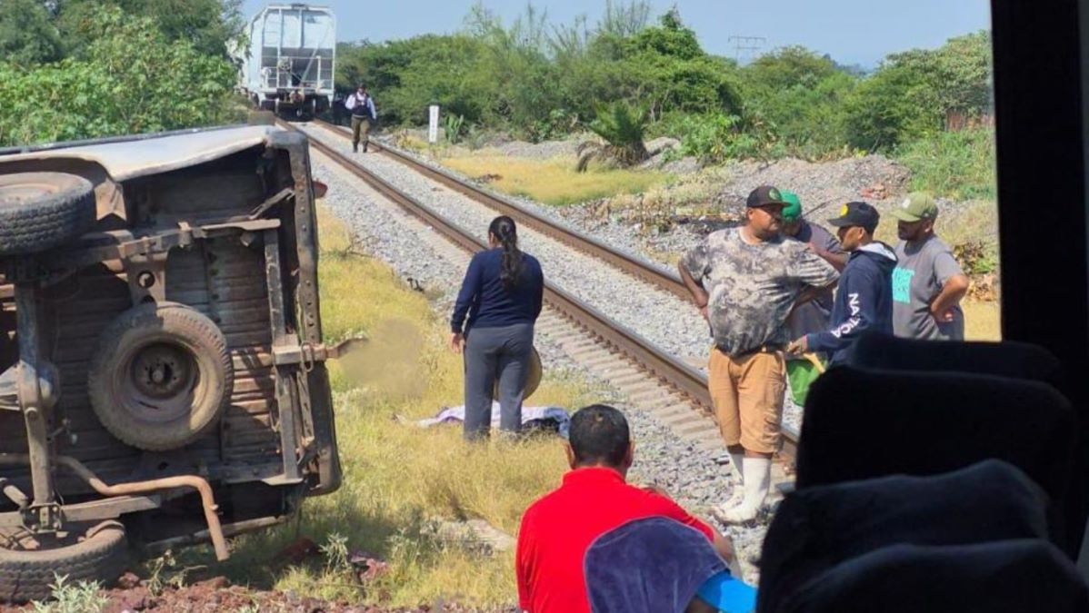 Dos personas mueren y dos más resultan heridas tras chocar camioneta y tren en Irapuato.