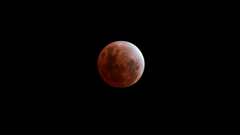 Eclipse lunar parcial "de sangre" adorna el cielo de Cancún