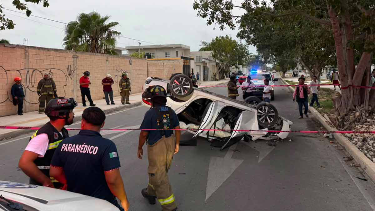 Conductor vuelca tras chocar contra un árbol en la SM 227 de Cancún