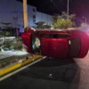 Conductor choca contra árbol y termina volcado en la avenida Tulum