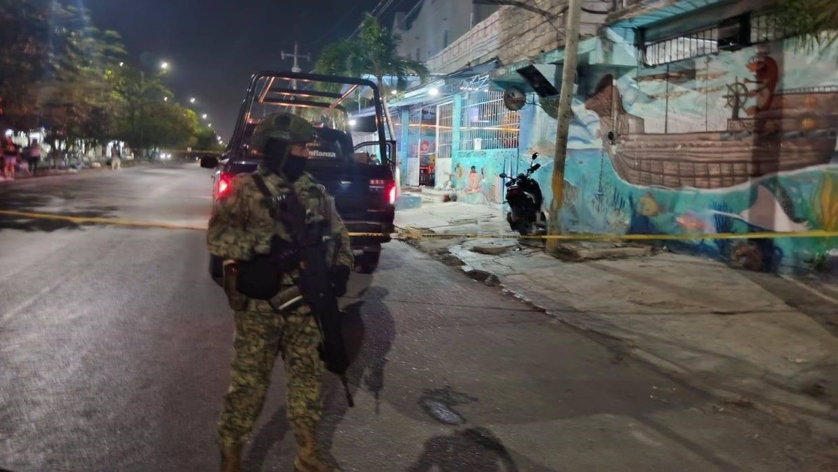 Ataque armado en una coctelería de Cancún deja una persona fallecida y dos personas lesionadas