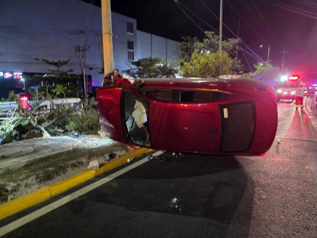 Conductor choca contra árbol y termina volcado en la avenida Tulum
