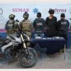 Detienen a hombre con presuntas drogas y recuperan motocicleta robada en Cancún