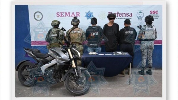 Detienen a hombre con presuntas drogas y recuperan motocicleta robada en Cancún