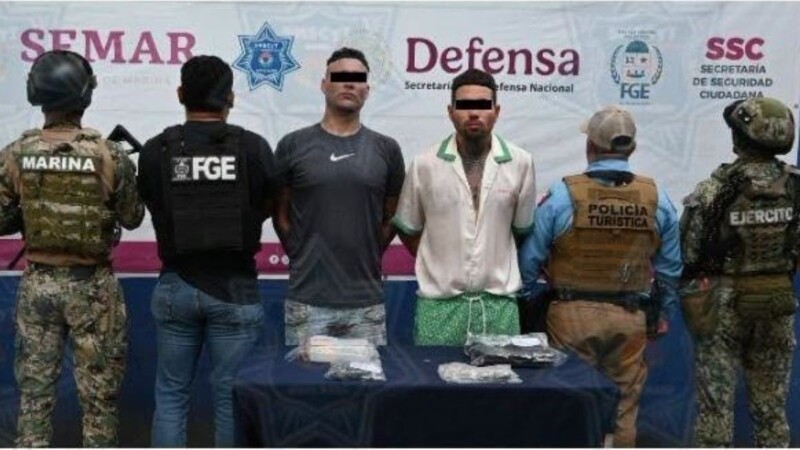 Detienen a dos presuntos narcomenudistas en la Zona Hotelera de Cancún.