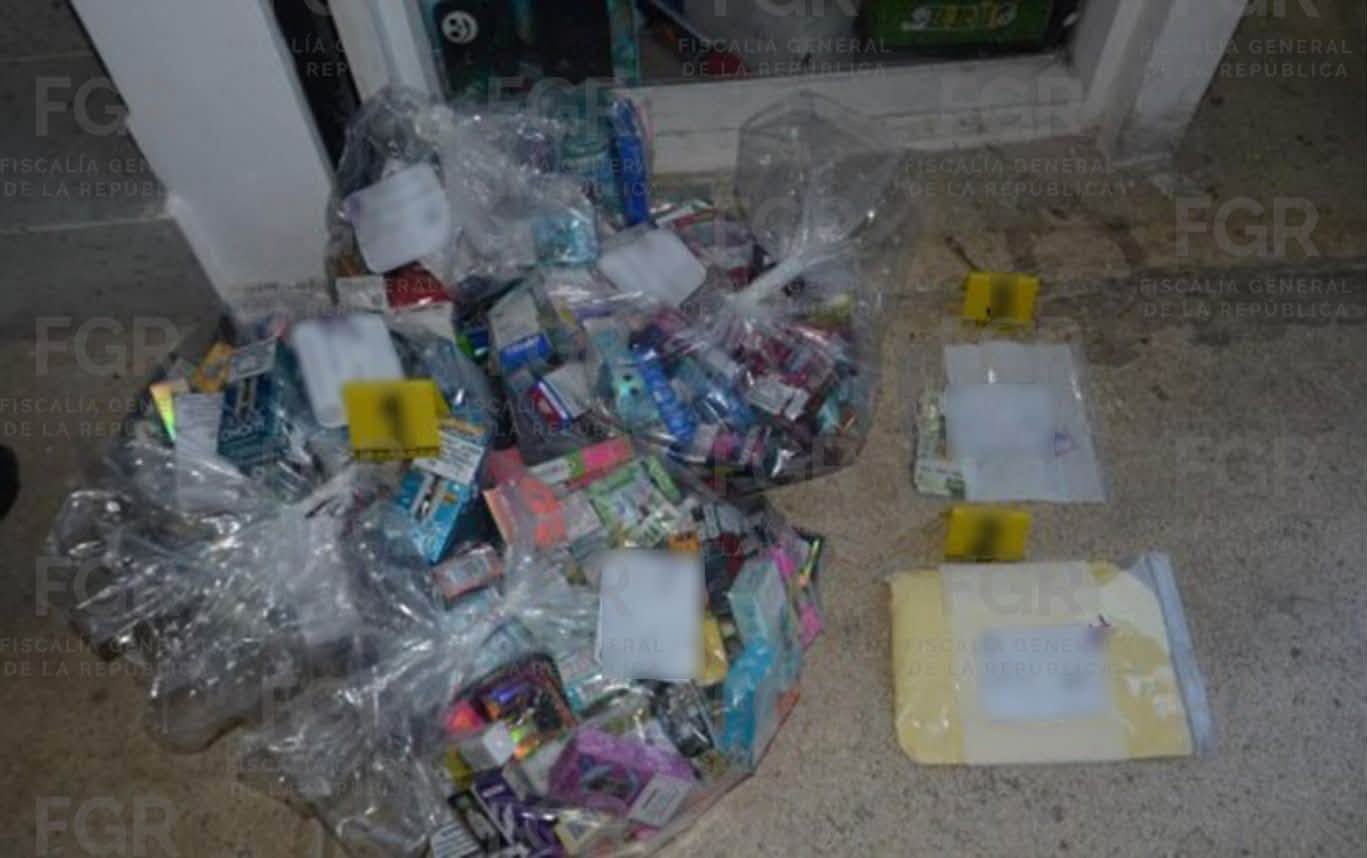 Procesan a Oliver “N” tras cateo en Cancún en donde aseguraron más de mil vapeadores