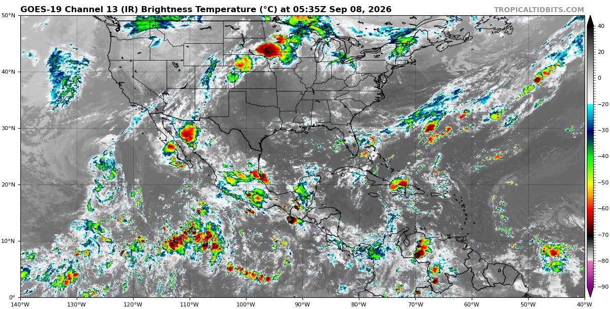 Ambiente caluroso a muy caluroso; cielo nublado con lluvias puntuales muy fuertes en Yucatán; además, de intervalos de chubascos en Campeche y Quintana Roo.