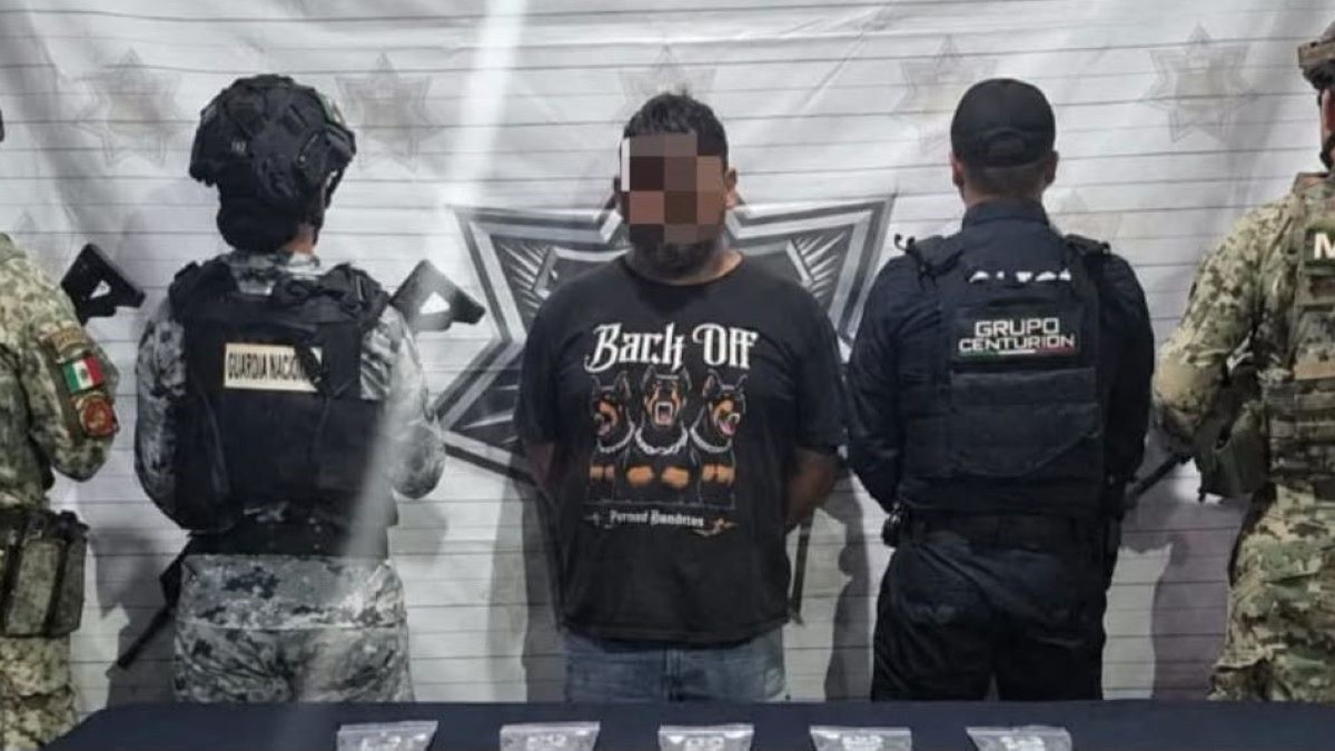 Captura a hombre con bolsas de presuntas drogas en Playa del Carmen