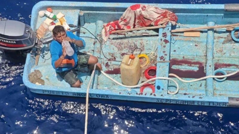 Rescatan con vida a pescador tras pasar ocho días a la deriva al sur de Huatulco