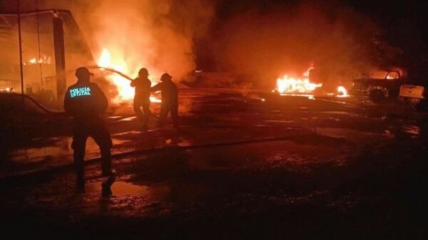 Incendio causa daños en bodega y vehículos sobre la carretera Valladolid-Cancún