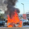 Camioneta se incendia y queda calcinada en cruce de avenidas en Cancún