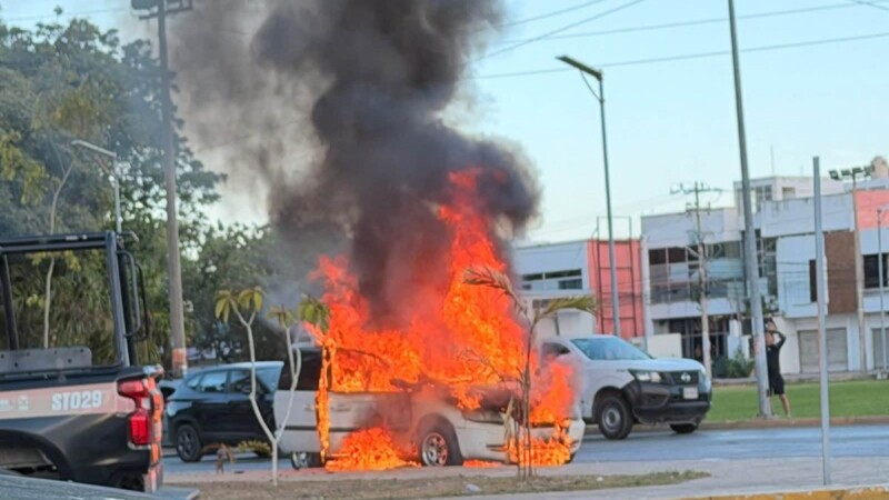 Camioneta se incendia y queda calcinada en cruce de avenidas en Cancún