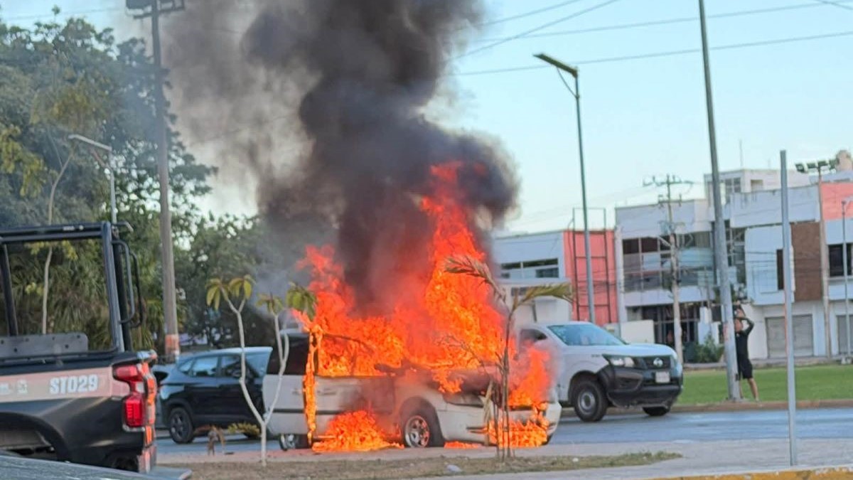 Camioneta se incendia y queda calcinada en cruce de avenidas en Cancún