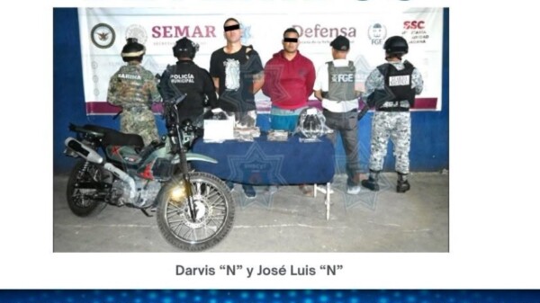 Aprehenden a dos hombres con bolsas de presunto enervante en la Supermanzana 101 de Cancún