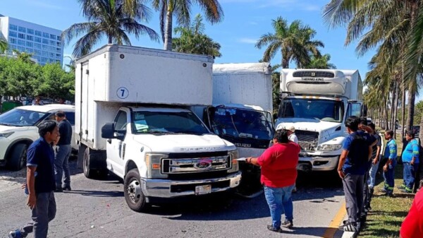 Triple colisión entre camiones de carga en la Zona Hotelera de Cancún