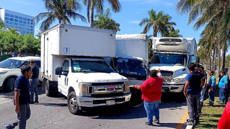 Triple colisión entre camiones de carga en la Zona Hotelera de Cancún