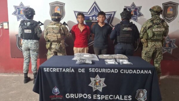 Capturan a dos hombres con más de 200 bolsas con presuntas drogas en Cancún
