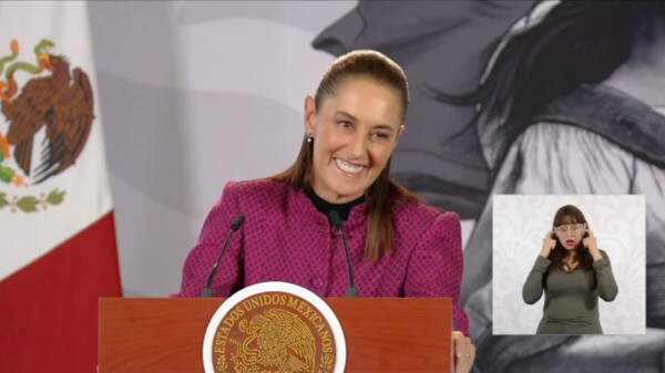 Sheinbaum ríe de las mentiras de la oposición sobre ella y AMLO