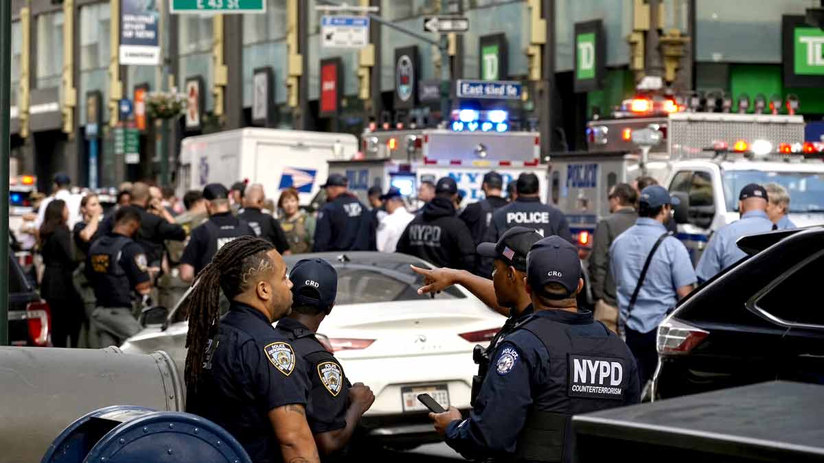 Evacúan edificio Chrysler tras localizar maleta sospechosa cerca de la ONU