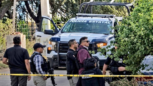 Emboscan y matan a tres policías estatales en Guanajuato