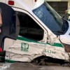 Completamente ebrio, chofer de ambulancia del IMSS choca nueve autos y atropella a peatón