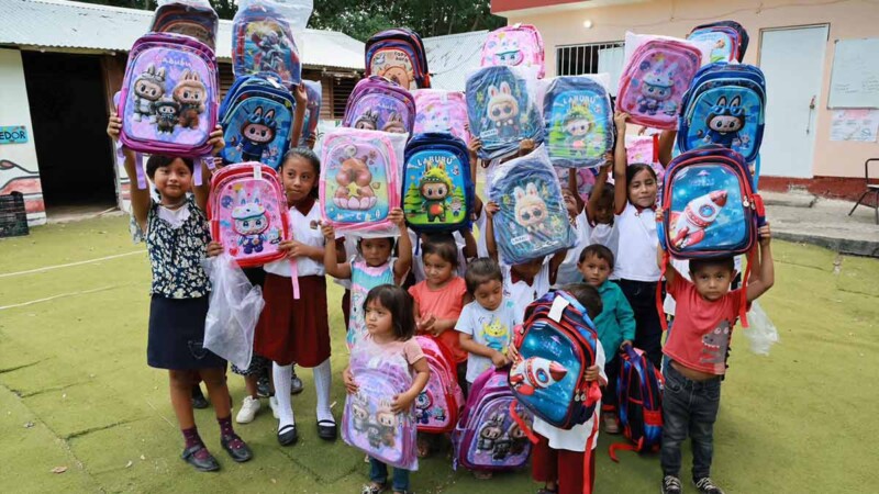 Gobierno de Isla Mujeres entrega mochilas a niñas y niños de Francisco May y Zona Agrícola